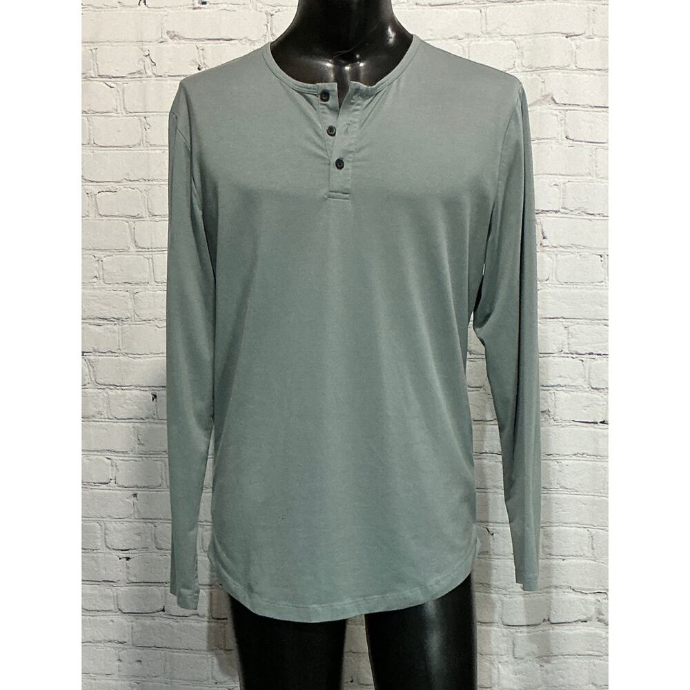 Cuts Men’s Gray AO Long Sleeve Henley Curve-Hem Tee (Size L)